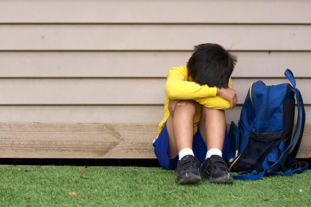 crianca-triste-menino-escola-
